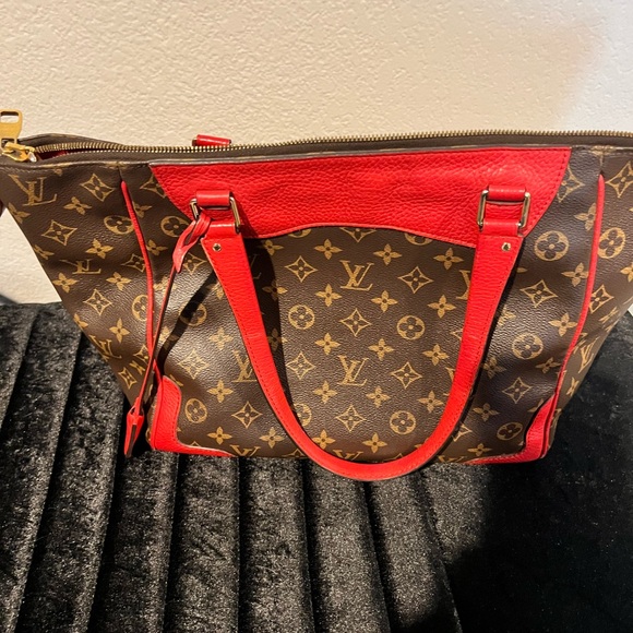 Louis Vuitton - Picture 2 of 8